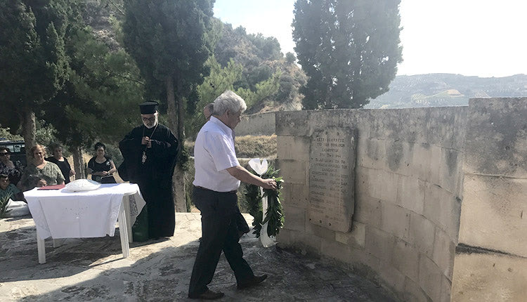 Ο δήμαρχος Μαλεβιζίου, Κ. Μαμουλάκης, καταθέτει στεφάνι για τη θυσία των Καλεσσανών