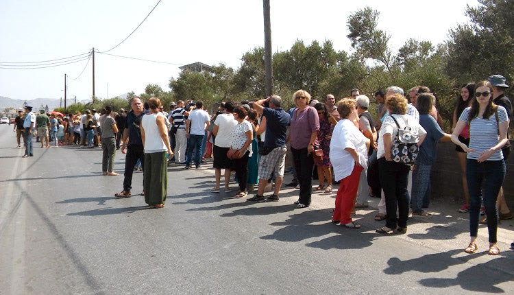 Από τον συμβολικό αποκλεισμό για τα τροχαία στο σημείο όπου παρασύρθηκαν οι φοιτητές Στέλλα και Γιάννης