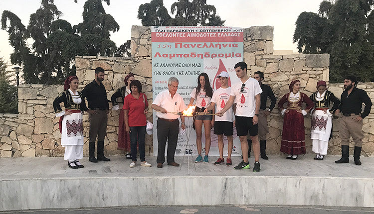 η φλόγα της 15ης Πανελλήνιας Λαμπαδηδρομίας Εθελοντών Αιμοδοτών με τον δήμαρχο Μαλεβιζίου, Κ. Μαμουλάκη