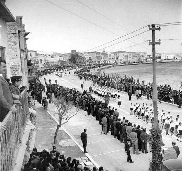 ΦΩΤΟ ΗΜΕΡΑΣ : Μαθητική παρέλαση στην παραλιακή