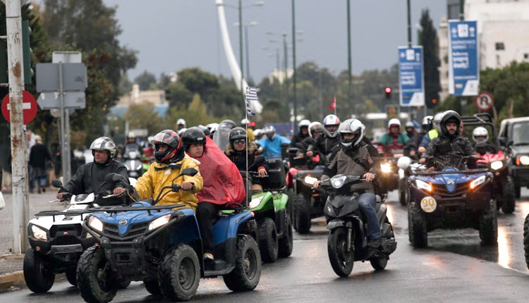 Στην αθηναϊκή άσφαλτο διαδήλωσαν οι “γουρούνες” ΓΙΑ ΤΗΝ ΑΠΑΓΟΡΕΥΣΗ ΚΥΚΛΟΦΟΡΙΑΣ