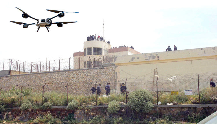 Μέχρι και drone πέταξε πάνω από τις φυλακές