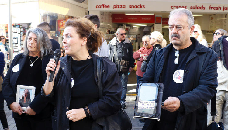 Συγγενείς των θυμάτων τίμησαν και στο Ηράκλειο τη μνήμη των θυμάτων τροχαίων