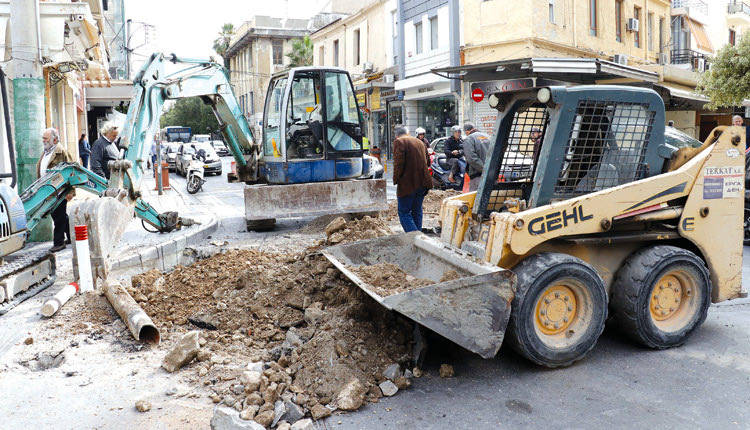 στο κέντρο της πόλης μπουλν­τόζες στην Ψαρομηλίγκων