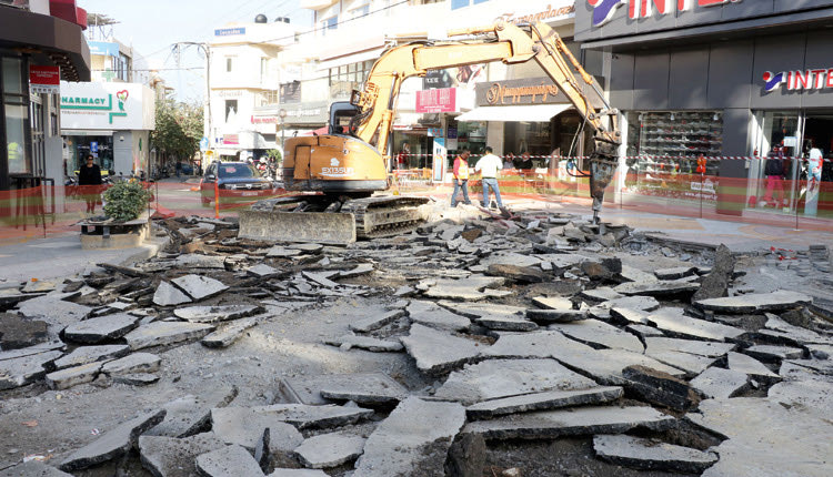 Αναστάτωση έχει προκληθεί από τους καταστηματάρχες της οδού Δικαιοσύνης, οι οποίοι διαμαρτύρονται, επειδή, συνεργεία της ΔΕΗ άρχισαν χθες να σκάβουν κατά μήκος του δρόμου.