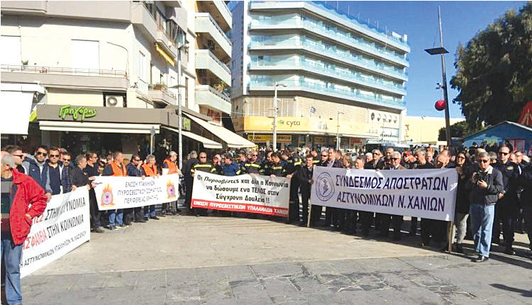 Από την διαδήλωση των ένστολων στην πλατεία Ελευθερίας