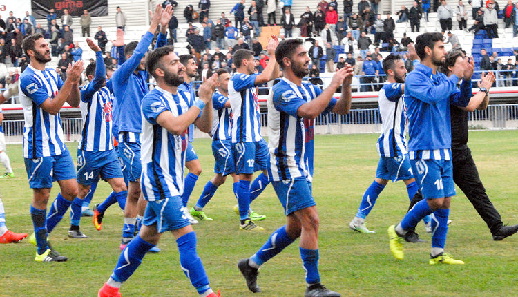 Οι παίκτες του Ηροδότου χειροκροτούν τους φίλους της ομάδας που τους συμπαραστάθηκαν