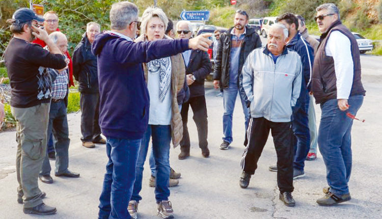 Συμβολικά απέκλεισαν τον κόμβο της Αγίας Πελαγίας κάτοικοι της περιοχής