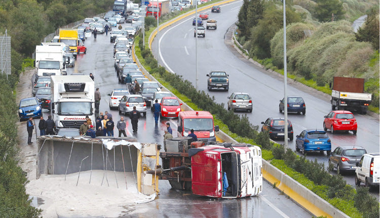 νταλίκα ΝΤΕΡΑΠΑΡΙΣΕ ΣΤΗΝ ΕΘΝΙΚΗ ΟΔΟ και έφερε κυκλοφοριακό χάος