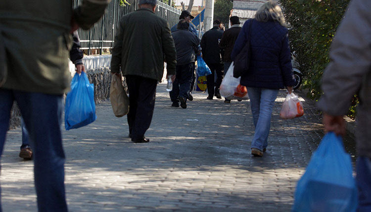 Πληρώνουμε τη σακούλα για να περιορίσουμε το πλαστικό