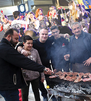 Τήρησαν το έθιμο με τσικνίσματα και μασκαρέματα