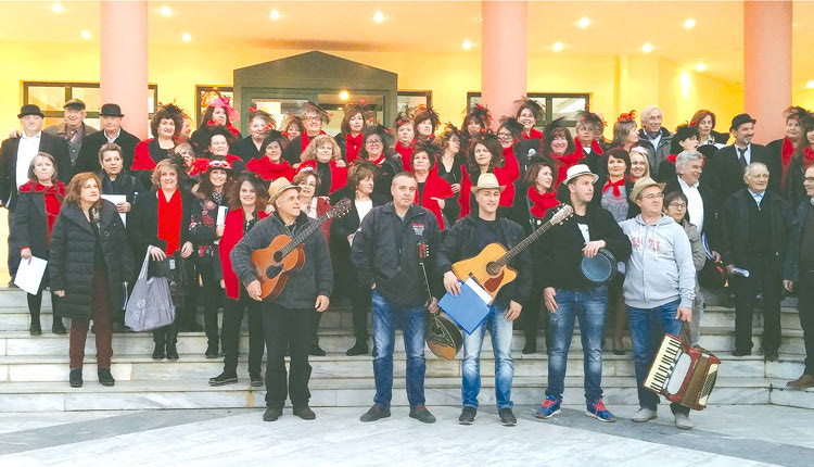 Η χορωδία Μαλίων γέμισε νοσταλγικές μελωδίες τα σοκάκιας της πόλης