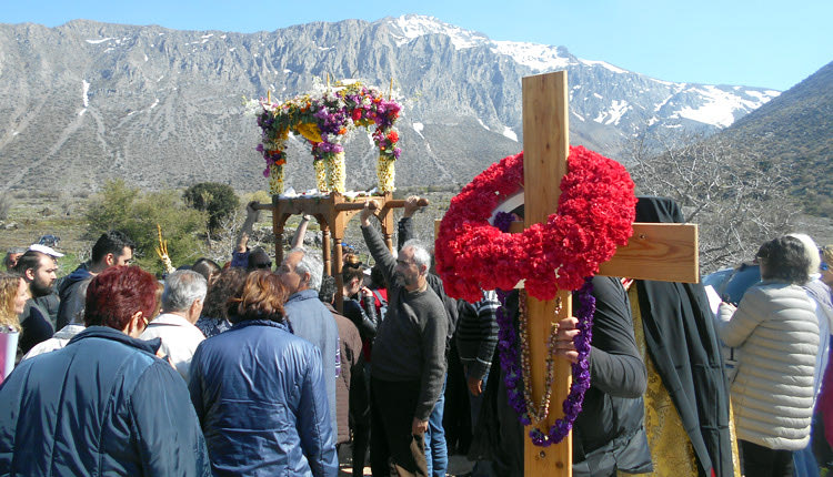 Μεγάλη Παρασκευή στο βυζαντινό ξωκκλήσι του Αγίου Πνεύματος στα 1.120 μέτρα