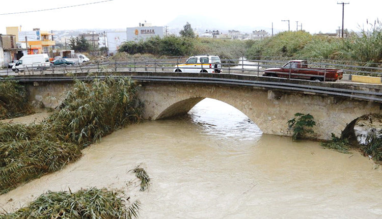 στο γεφυράκι της οδού Μεσσαράς