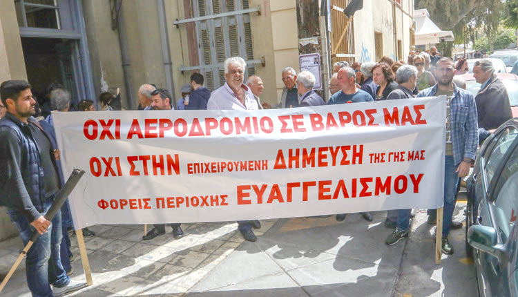 Με πανό και μαύρες σημαίες κάτοικοι από τον Ευαγγελισμό και τα Ρουσοχώρια χθες έξω από το Δικαστικό Μέγαρο για το αεροδρόμιο Καστελλίου