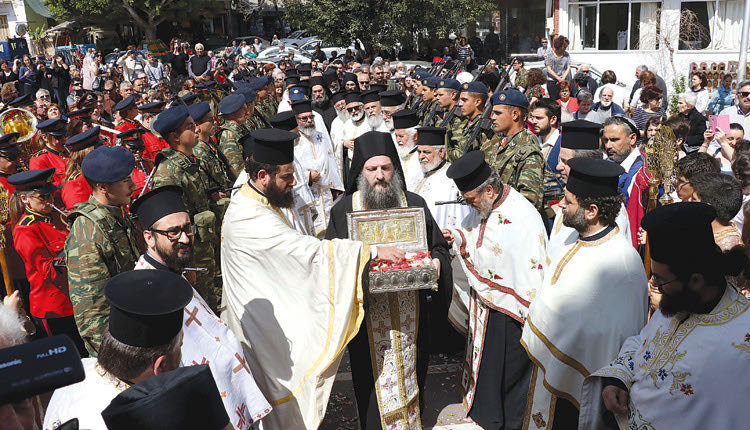 Με άγημα των Ενόπλων Δυνάμεων να αποδίδει τιμές,   πλήθος πιστών   υποδέχτηκαν χθες στο Ηράκλειο την άφθαρτη χείρα της Αγίας Μαρίας της Μαγδαληνής, αλλά και τεμάχιο του Τιμίου Ξύλου.