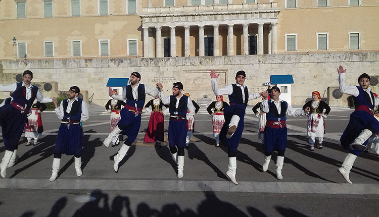 Νέοι Ελληνες απ’ όλο τον κόσμο χόρεψαν μπροστά από τη Βουλή