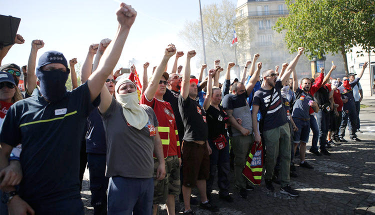 Βίαιες συγκρούσεις ξέσπασαν μεταξύ της αστυνομίας και κουκουλοφόρων στο περιθώριο της πορείας για την Εργατική Πρωτομαγιά στο Παρίσι