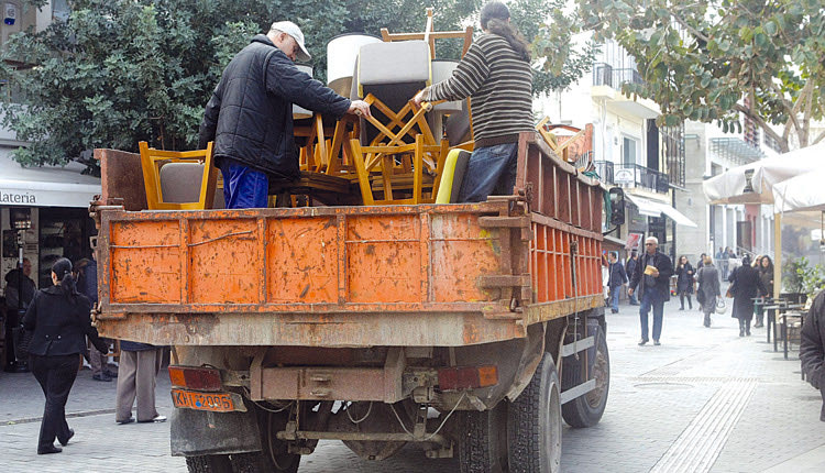 Σε νέες κατασχέσεις τραπεζοκαθισμάτων στην πλατεία Ελευθερίας προχώρησε χθες κλιμάκιο της Δημοτικής Αστυνομίας