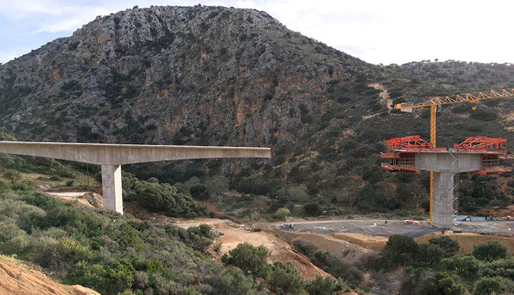 η χάραξη του ΒΟΑΚ, η οποία διασχίζει τον Αποσελέμη στο σημείο της κεντρικής οδικής αρτηρίας στη διαδρομή Γούρνες-Χερσόνησος