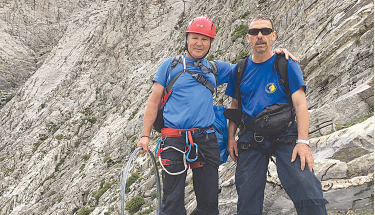 η επιχείρηση στην κορυφή της Δίκτης σε υψόμετρο περίπου 2.000 μέτρων, προκειμένου να «διασωθεί» το νερό της πηγής που βρίσκεται πιο κάτω  από την κορυφή “Σπαθί”.