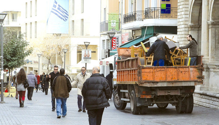 ΞΗΛΩΜΑ ΣΤΑ ΤΡΑΠΕΖΟΚΑΘΙΣΜΑΤΑ ΑΠΟ ΤΑ ΚΑΤΑΣΤΗΜΑΤΑ ΣΤΟ ΚΕΝΤΡΟ