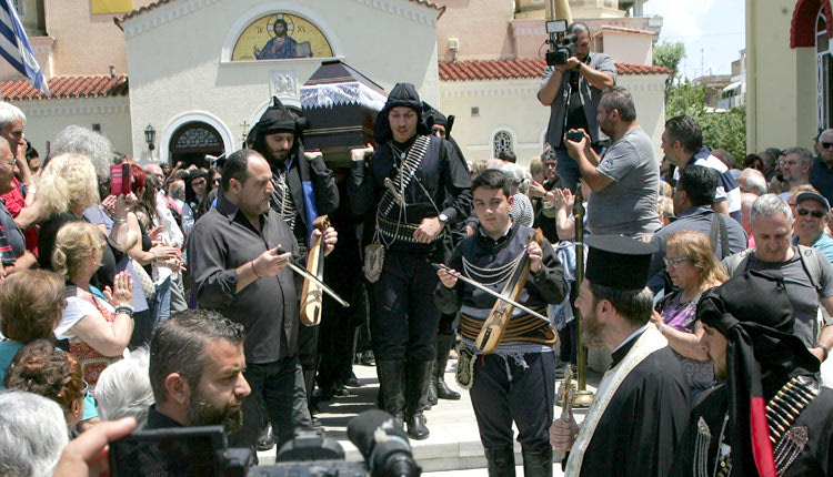 Με ποντιακές λύρες και τραγούδια αποχαιρέτησαν τον Χάρρυ Κλύνν