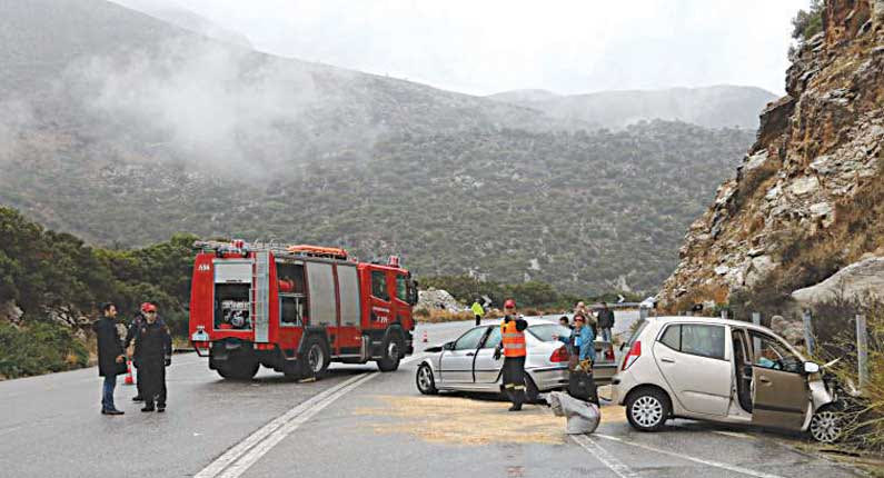 Οι πυροεσβέστες απεγκλωβίζουν τις σορούς του ζευγαριού