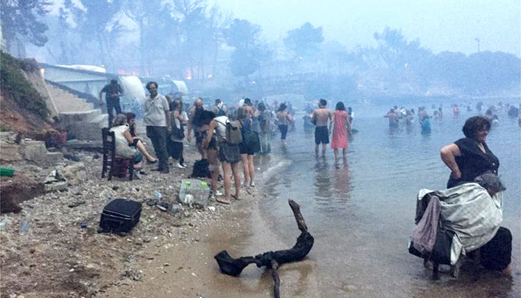 Συγκλονιστικές εικόνες με ανθρώπους που προσπαθούν να σωθούν