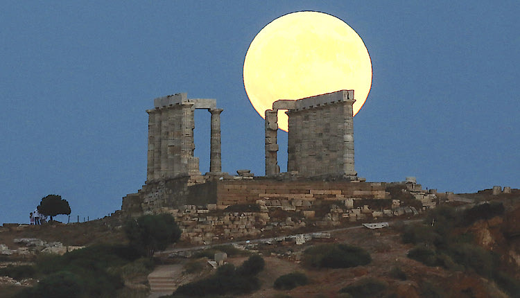 Σπάνιο φαινόμενο, μαγικό θέαμα η «ματωμένη Σελήνη