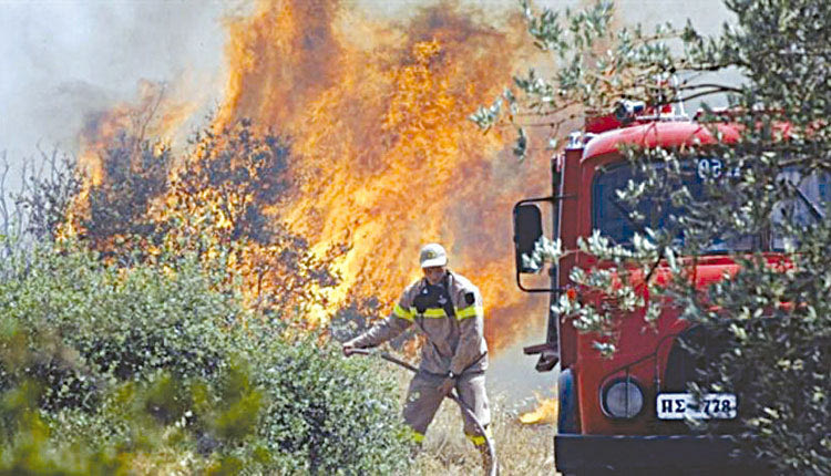 Οι φλόγες έφτασαν  μια ανάσα από τα σπίτια