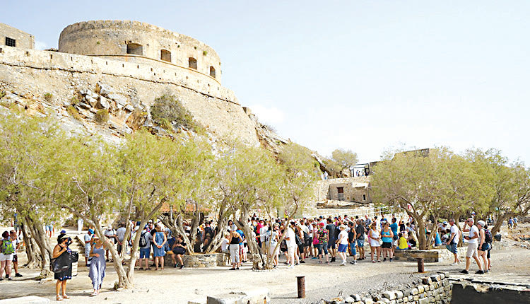 Τουρίστες στη Σπιναλόγκα