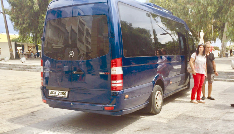 το νέο λεωφορείο (mini bus) που απέκτησε το «Σωματείο Φίλων, Γονέων, Κηδεμόνων και Φίλων Ατόμων με Αναπηρία “Δικαίωμα στη Ζωή” με τη στήριξη της Περιφέρειας