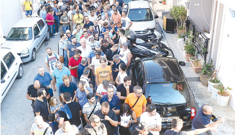 Ατελείωτες ουρές έξω από το “Γεντί Κουλέ”