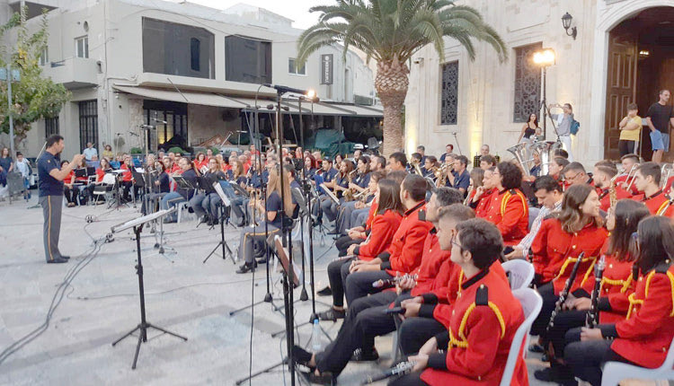 Τρεις φιλαρμονικές με 150 και πλέον μουσικούς έστειλαν το δικό τους μήνυμα ειρήνης, σε μια  ξεχωριστή συναυλία  που πραγματοποιήθηκε  την Παρασκευή, στην πλατεία του Αγίου Τίτου