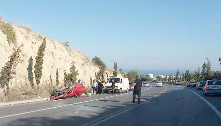 Σοβαρό τροχαίο σημειώθηκε χθες το πρωί στο δρόμο Ηρακλείου - Βιάννου από την ανατροπή ενός αυτοκινήτου.