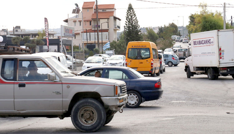 Ουρές αυτοκινήτων στο δρόμο προς Μαλάδες