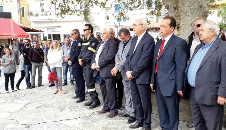 Οι επίσημοι υπό τη σκέπη του εμβληματικού πλατάνου της Βιάννου