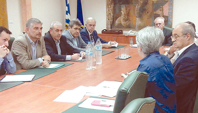 ο αντιπρόεδρος της κυβέρνησης και υπουργός Οικονομίας και Ανάπτυξης Γιάννης Δραγασάκης και ο δήμαρχος Ηρακλείου Β.Λαμπιρινός σε συνάντηση για τα δάνεια της ΔΕΥΑΗ