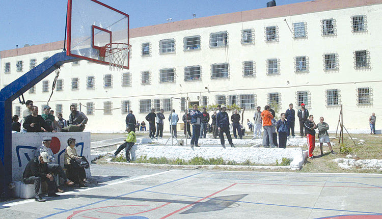 Στο προαύλιο των φυλακών.