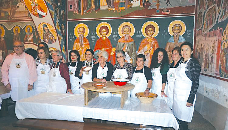 Η εκδήλωση που διοργάνωσαν στην Ιερά Μονή Τοπλού τα μέλη του Φεστιβάλ Κρητικής Κουζίνας και ο Πολιτιστικός Σύλλογος Αγίου Γεωργίου Σητείας «Οι Τουρτούλοι». 