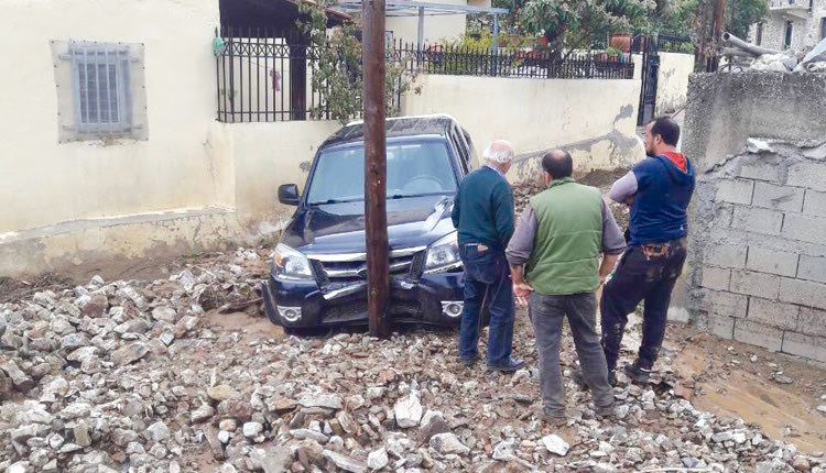 Αυτοκίνητα παρασύρθηκαν από την ορμή των νερών