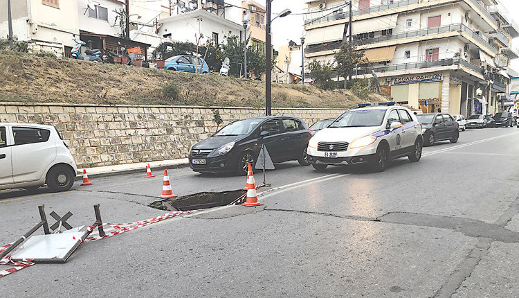 Και ξαφνικά μια... τρύπα άνοιξε (πάλι) στη Γερωνυμάκη!