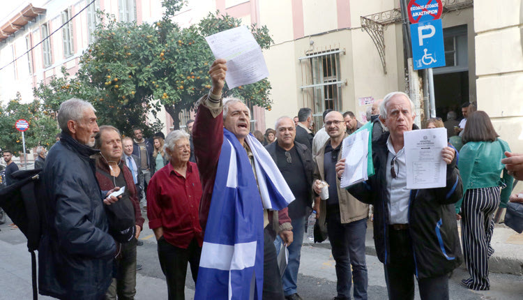 Οι “συνέλληνες” απήγγειλαν τον όρκο τους έξω από τα δικαστήρια