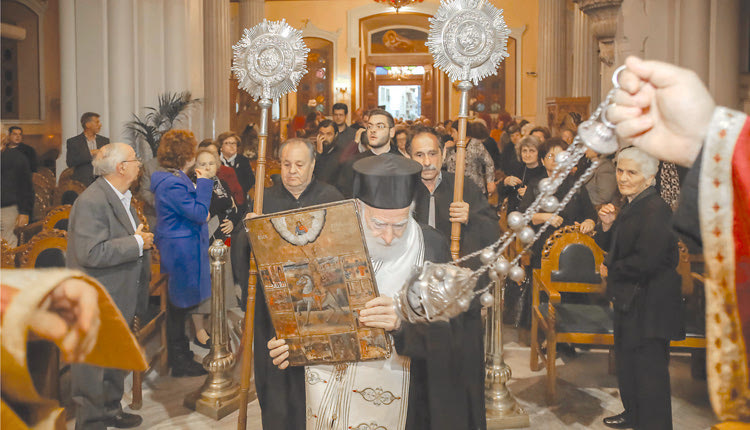 Ο Αρχιεπίσκοπος Ειρηναίος οδηγεί την εικόνα μέσα στον Άγιο Μηνά