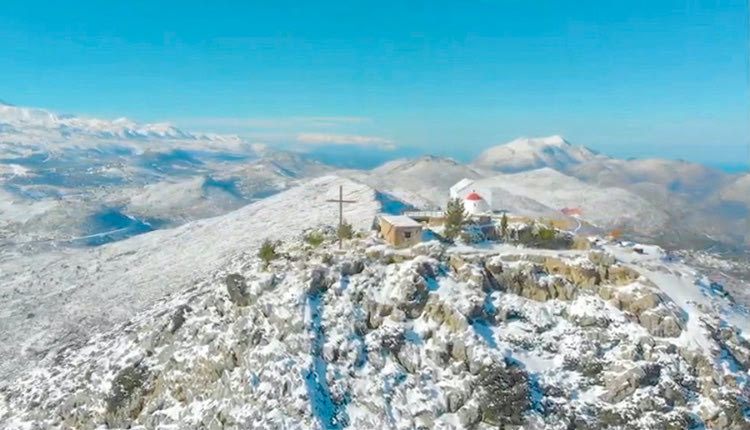 Εντυπωσιακές εικόνες από τη χιονισμένη κορυφή του Στρούμπουλα