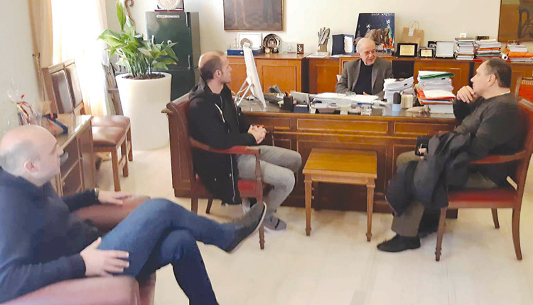 Ο τεχνικός διευθυντής της Εθνικής Άγγελος Μπασινάς και ο εκτελεστικός γραμματέας της ΕΠΟ Αλέξης Δέδες συναντήθηκαν  με τον δήμαρχο Ηρακλείου Βασίλη Λαμπρινό και τον αντιδήμαρχο Κώστα Βαρδαβά.