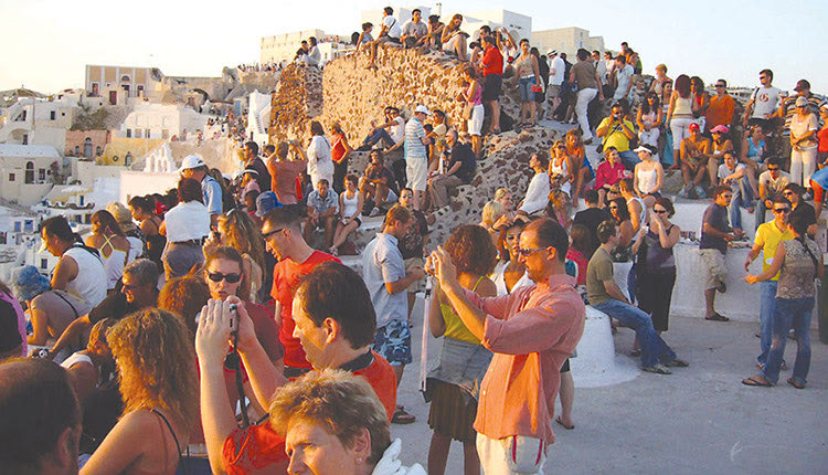 Η Σαντορίνη δεν χωρά άλλους τουρίστες