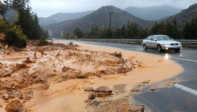 Εικόνες βιβλικής καταστροφής στο οδικό δίκτυο