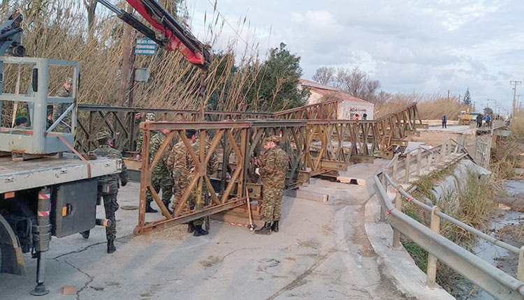 Τοποθετήσεις στρατιωτικών γεφυρών στις πληγείσες περιοχές των Χανίων με προσωπικό από τα Τάγματα Μηχανικού 747 και 725